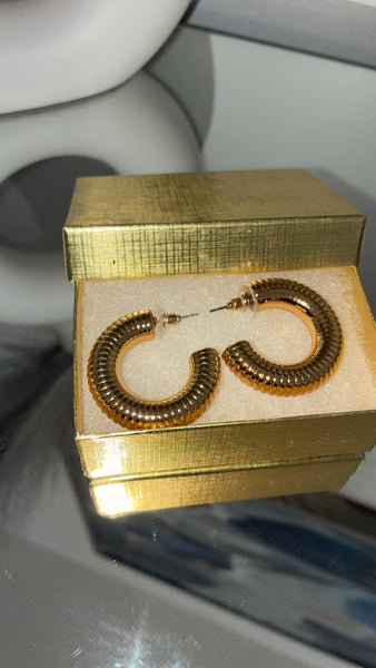 Luxe Ribbed Gold Hoop Earrings